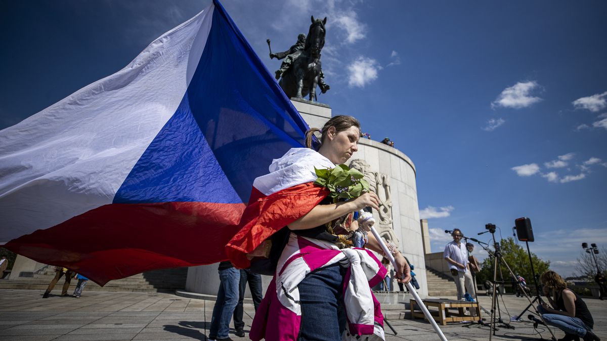 Obrazem: Anarchisté, Paroubek i ruské vlajky. Tak se v Praze slavil 1. máj